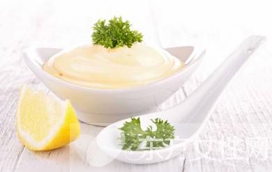 蛋黃醬的做法是怎么做的 蛋黃醬和沙拉醬的區(qū)別