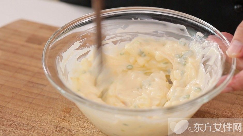蛋黃醬的做法是怎么做的 蛋黃醬和沙拉醬的區(qū)別