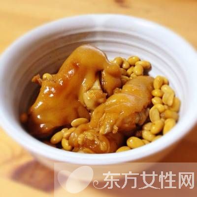 豬蹄燉黃豆的做法介紹 細(xì)數(shù)豬蹄燉黃豆的功效