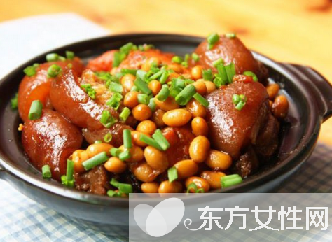 豬蹄燉黃豆的做法介紹 細(xì)數(shù)豬蹄燉黃豆的功效