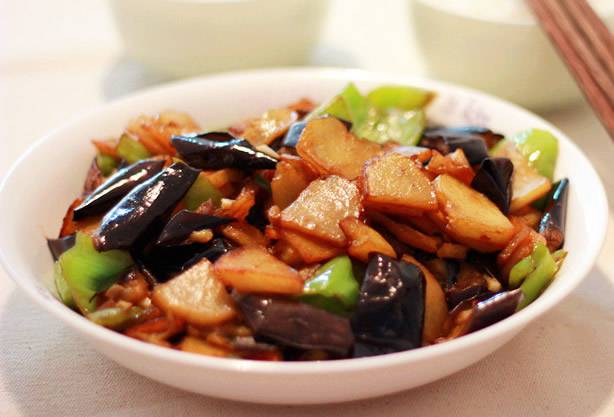 東北地三鮮的做法大全 秋冬進(jìn)補(bǔ)營養(yǎng)價(jià)值高