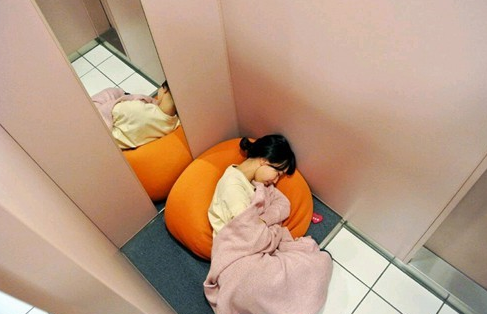 睡覺經(jīng)常多夢失眠怎么辦？有什么辦法解決呢