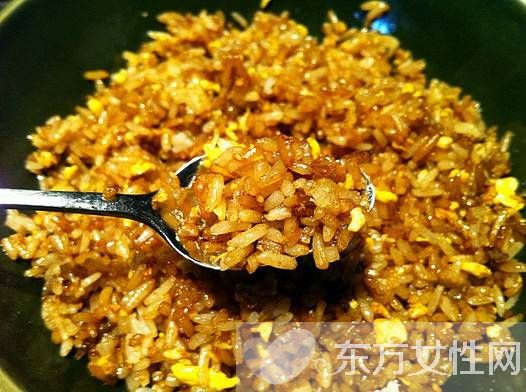 醬油炒飯?jiān)趺醋龊贸?醬油炒飯做法和步驟
