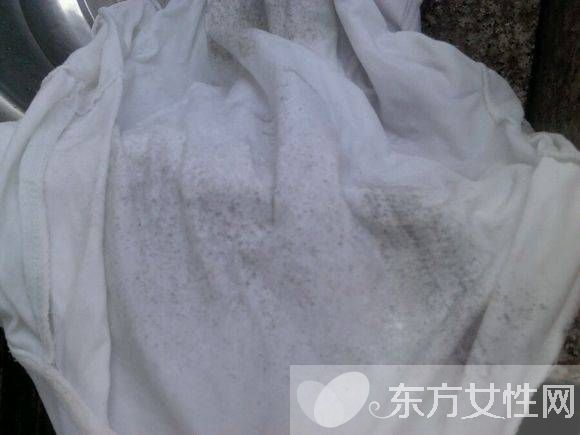 衣服發(fā)霉該如何清洗 3種簡便方法一招搞定