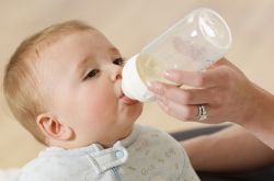 寶寶吐奶厲害的原因 這么做可有效防止寶寶吐奶哦