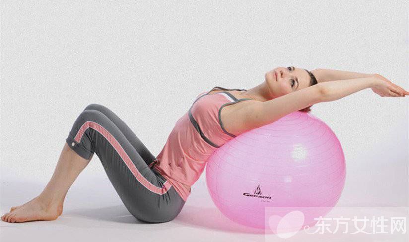 瑜伽健身球的玩法 這么鍛煉即簡單效果又好