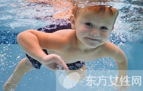 嬰兒游泳的好處有哪些 新手爸媽必看