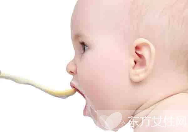 寶寶吐奶厲害的原因 這么做可有效防止寶寶吐奶哦