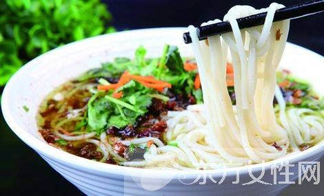 常吃米線的危害大揭秘 黑心米線 增加致癌風(fēng)險