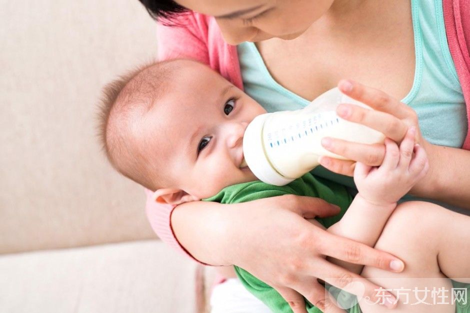 寶寶吐奶厲害的原因 這么做可有效防止寶寶吐奶哦