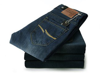 牛仔褲掉色怎么辦 教你晾洗牛仔褲的方法