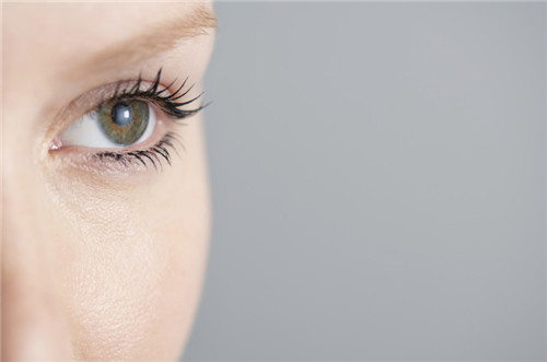 如何減少眼部細(xì)紋 選擇合適的眼霜很重要