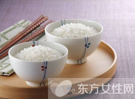 微波爐蒸飯需多長(zhǎng)時(shí)間 微波爐烹飪美食的方法