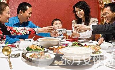 中餐就餐應(yīng)注意這些禮儀 禮儀常識(shí)你知多少