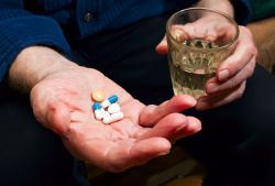 吃頭孢類藥物的禁忌 服用后千萬別喝酒