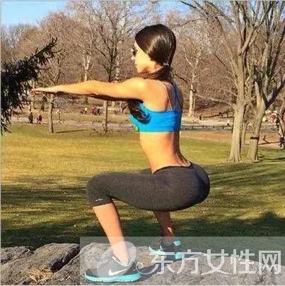 深蹲的好處和壞處 正確的深蹲動作應(yīng)該是這樣的