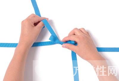 雙蝴蝶結(jié)的系法圖解 原來做雙蝴蝶結(jié)一點都不難