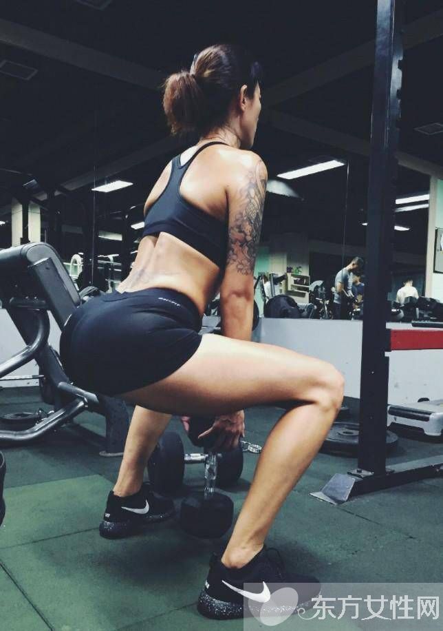 深蹲的好處和壞處 正確的深蹲動作應(yīng)該是這樣的