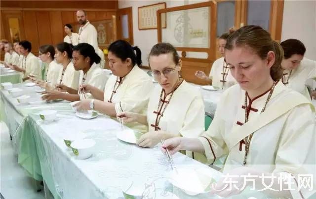 中餐就餐應(yīng)注意這些禮儀 禮儀常識(shí)你知多少