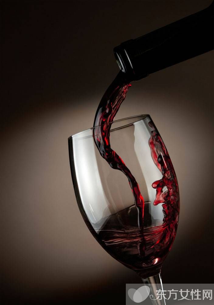 喝紅酒有什么好處與壞處 女人喝紅酒越喝越美哦