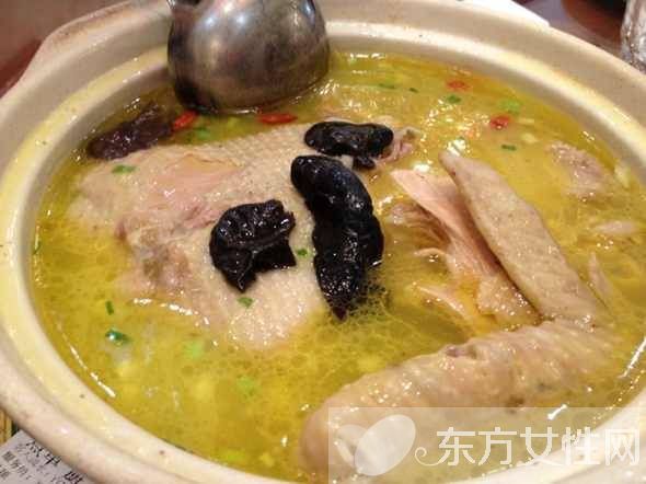 產(chǎn)后可以喝雞湯嗎 產(chǎn)后媽媽喝太多湯后果很嚴(yán)重哦