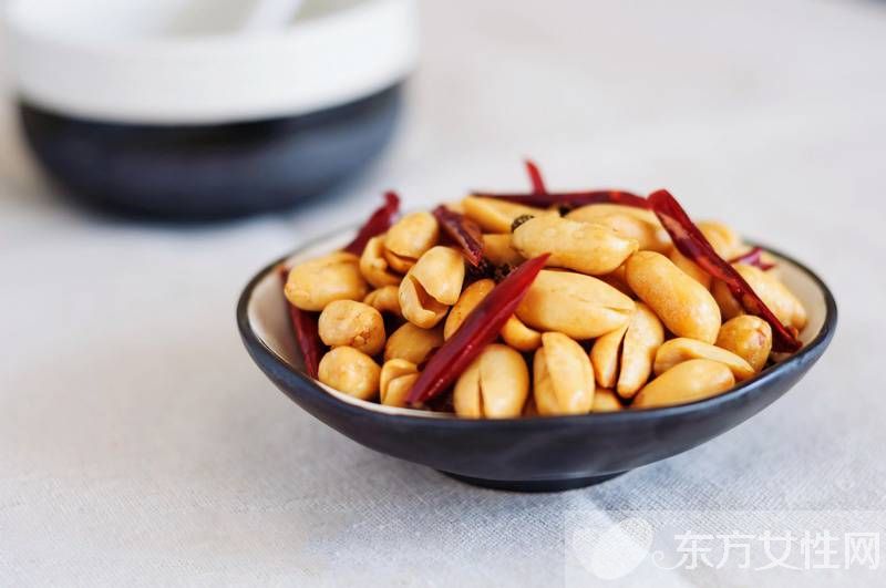 老醋泡花生的做法 吃花生的好處居然這么多哦