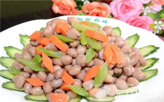 老醋泡花生的做法 吃花生的好處居然這么多哦