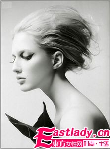 我悄無聲息地?fù)魯×四切∪? style=