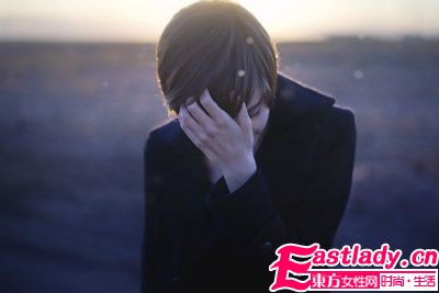 我悄無聲息地?fù)魯×四切∪? style=