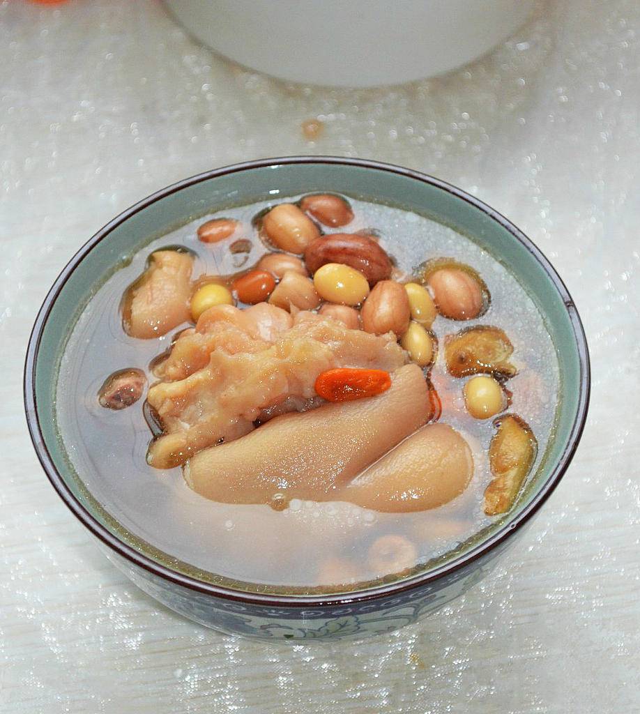 豬腳燉花生的兩大家常做法及營養(yǎng)功效