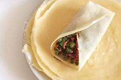 煎餅的做法怎么做 簡(jiǎn)單步驟教你做煎餅卷肉末豆角