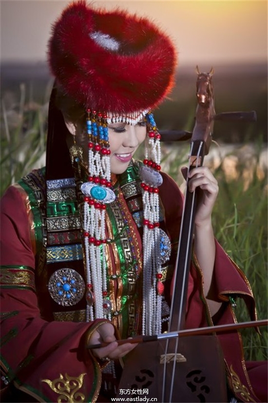 蒙古族婚紗照感受質(zhì)樸的愛情