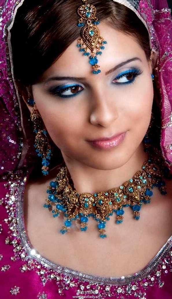 印度新娘展現(xiàn)奢華美艷氣質(zhì)