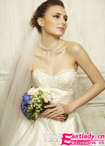 純潔優(yōu)雅 時(shí)尚珍珠扮靚冬日新娘