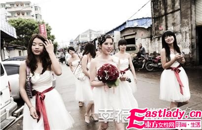 帶著伴娘拍婚紗照 伴娘團(tuán)俏麗 女人幫