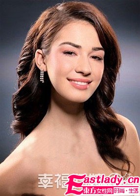 浪漫卷發(fā)演繹新娘的柔美端莊 提升婚禮亮點