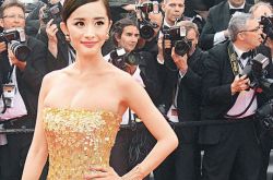 楊冪紅毯被保安驅(qū)逐出丑 揭女星為何喜歡蹭紅毯