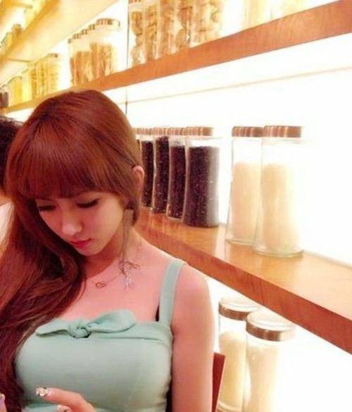 袁佳怡獻(xiàn)b門是什么 北大?；ㄔ砚I(xiàn)b門全套照