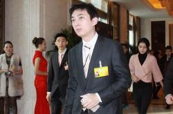 王思聰?shù)耐夤钦l(shuí) 國(guó)民老公強(qiáng)大后臺(tái)背景太驚人