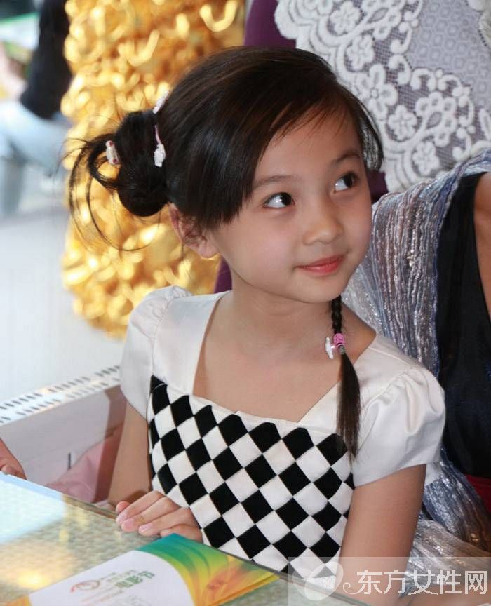 林妙可家庭背景個(gè)人資料 曬比基尼照露深溝