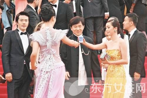 楊冪紅毯被保安驅(qū)逐出丑 揭女星為何喜歡蹭紅毯
