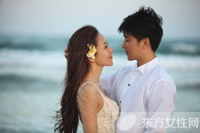 揭保劍鋒老婆何珈好家庭背景 兩人結婚照曝光網友稱好丑