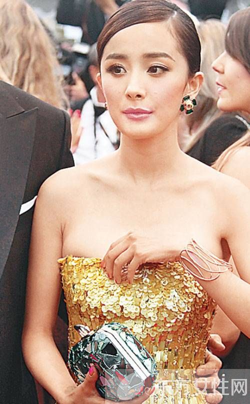 楊冪紅毯被保安驅(qū)逐出丑 揭女星為何喜歡蹭紅毯