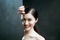 中國(guó)超模何穗整容了嗎 走紅前照片簡(jiǎn)直不敢看