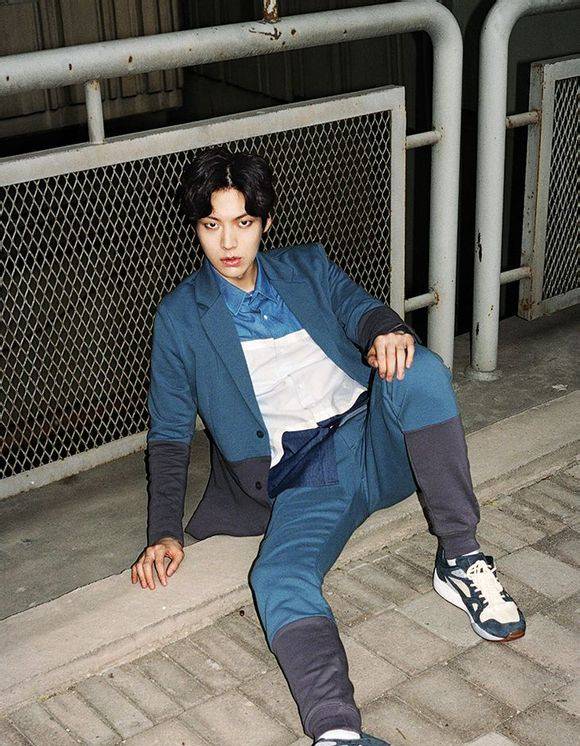 安宰賢鄭秀晶情侶畫報曝光 揭安宰賢鄭秀晶關(guān)系