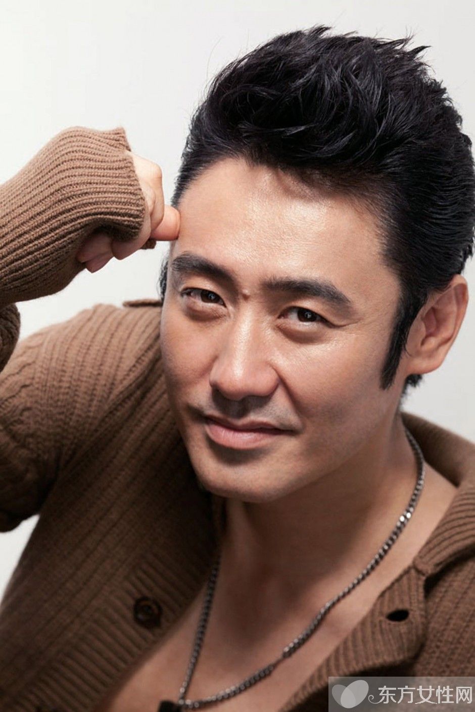 吳秀波妻子尚潔現(xiàn)身機場 兩個兒子近照曝光