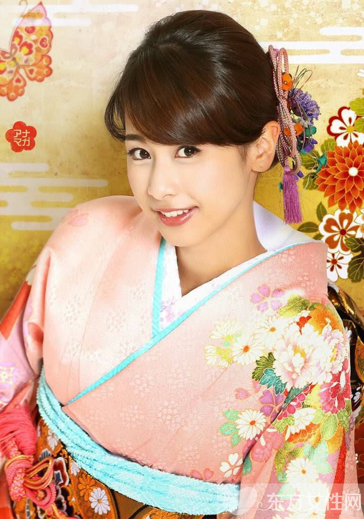 加藤綾子E乳全裸床照疑外流 手拿淫物面露微笑