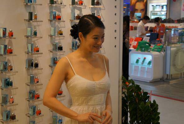 張瑞竹老公是誰(shuí) 不穿內(nèi)衣凸點(diǎn)照惹洪金寶尖叫