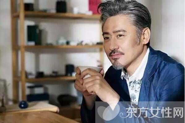 吳秀波妻子尚潔現(xiàn)身機場 兩個兒子近照曝光