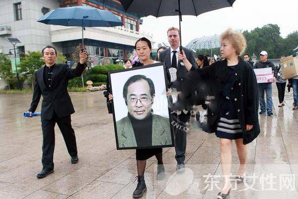 徐慶東追悼會王茜痛哭 徐慶東走了王茜撐起半邊天